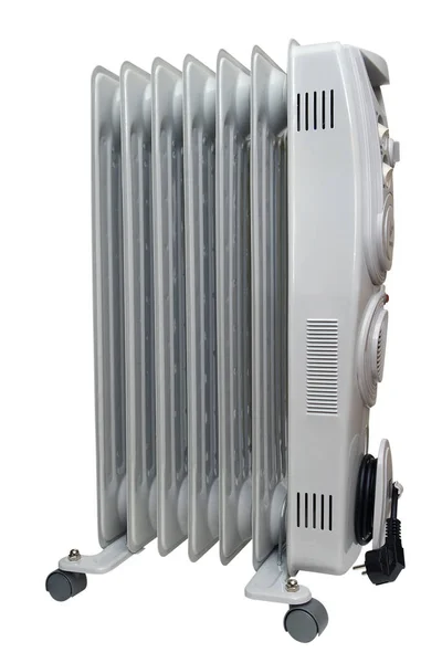 Küçük tekerlekler üzerinde elektrikli ekonomik ısıtıcı beyaz arka planda izole edilmiş.