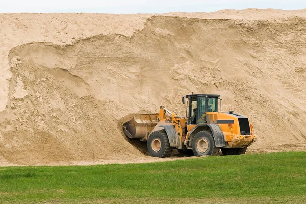 Bulldozer Uma Grande Montanha Areia Para Trabalhos Rodoviários — Fotografia de Stock