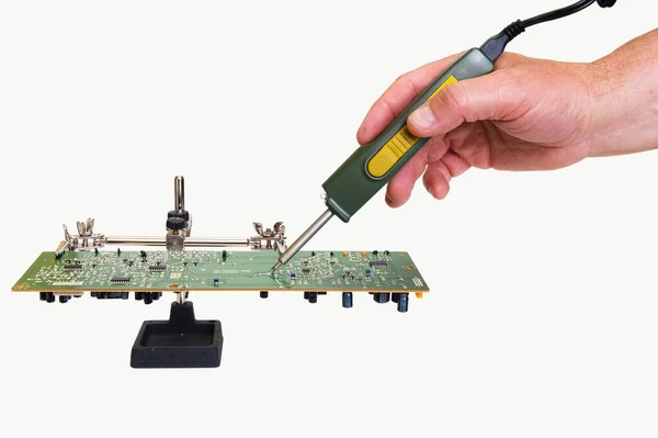 Beyaz arka planda izole edilmiş elektronik bileşenler için minyatür lehimleme demiri