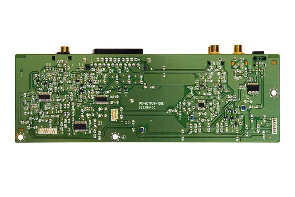 Beyaz arka planda izole edilmiş yüklü elektronik bileşenleri olan yazdırılmış devre kartı