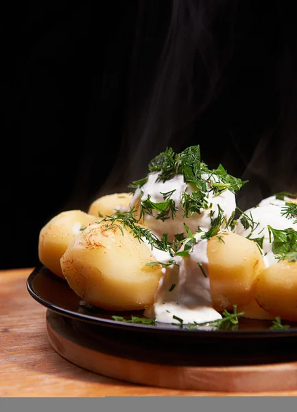 Vařené brambory na talíři — Stock fotografie