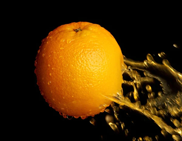 Orange mit Wasserspritzer — Stockfoto