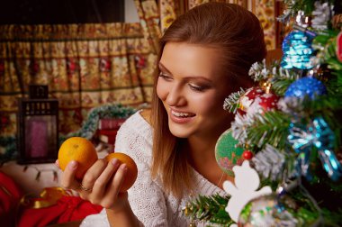 güzel kadın ve Noel ağacı