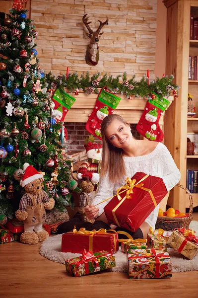 Belle femme et arbre de Noël — Photo
