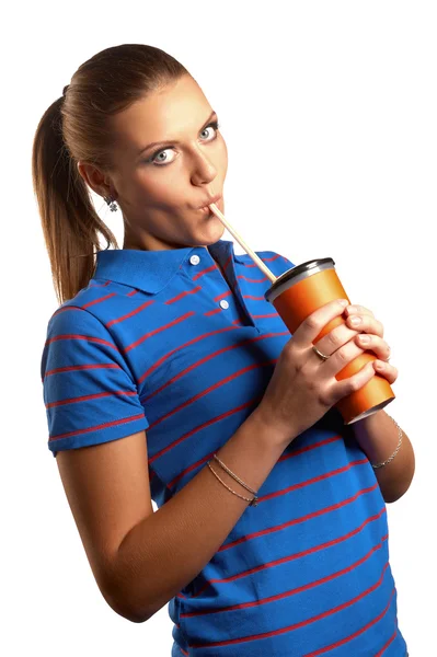 Jeune femme buvant dans une tasse en papier — Photo