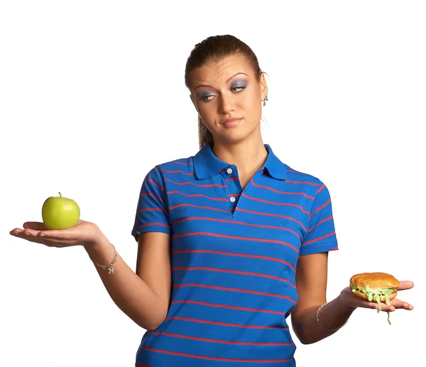 Женщина с гамбургером и яблоком — стоковое фото