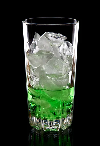 Cocktail isolado em preto — Fotografia de Stock