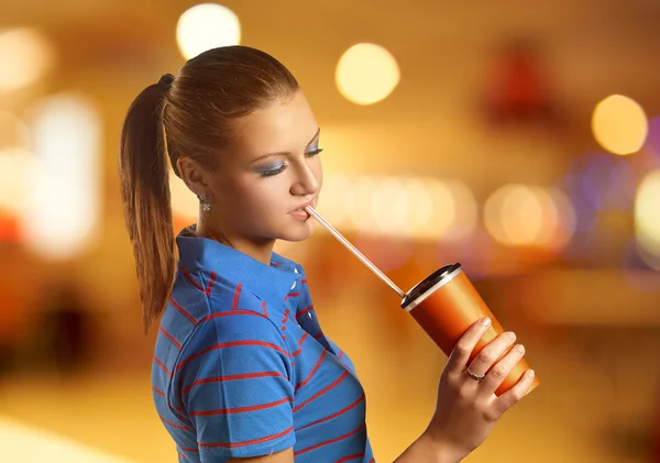 Jeune femme avec une tasse en papier — Photo