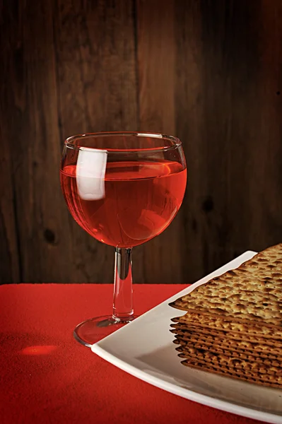 Wein und Matzo auf dem Tisch — Stockfoto