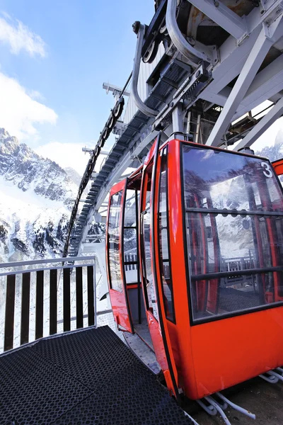 Teleférico rojo en invierno —  Fotos de Stock