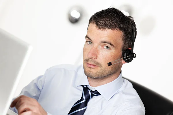 Man in office — Stockfoto