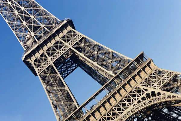 Eiffelova věž v modré obloze — Stock fotografie
