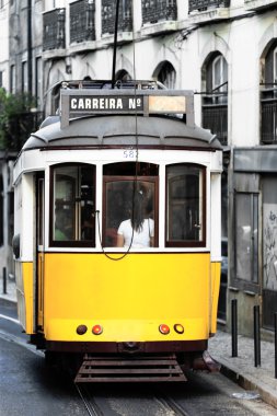 eski Lizbon sokakta tramvay