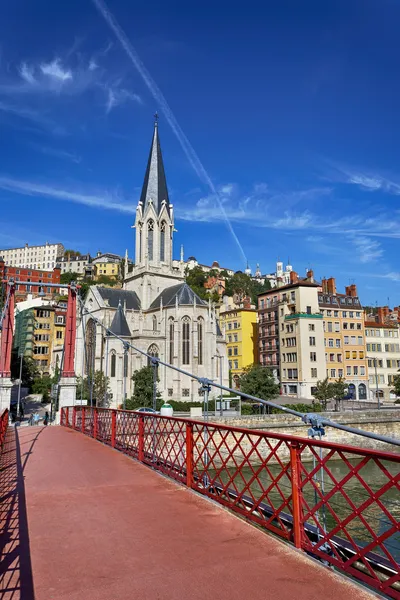 Lyon şehri ile ünlü kırmızı yaya köprüsü — Stok fotoğraf