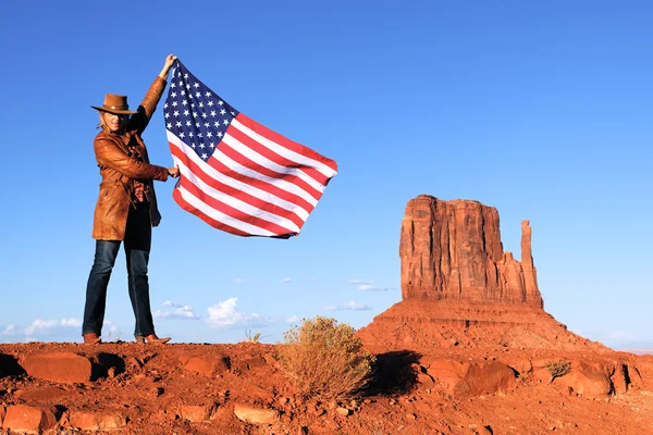 Γυναίκα, κρατώντας την σημαία των ΗΠΑ — Φωτογραφία Αρχείου