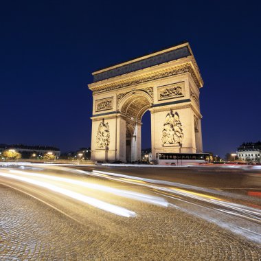 Arc de triomphe arabanın ışıkları ile gece