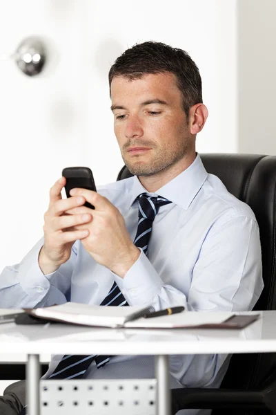 Man reading a message Royalty Free Stock Images