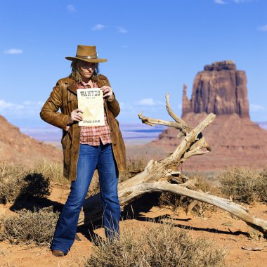 kötü cowgirl Holding Kağıt istedim