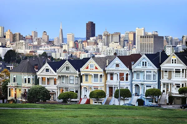 Berömda alamo square — Stockfoto