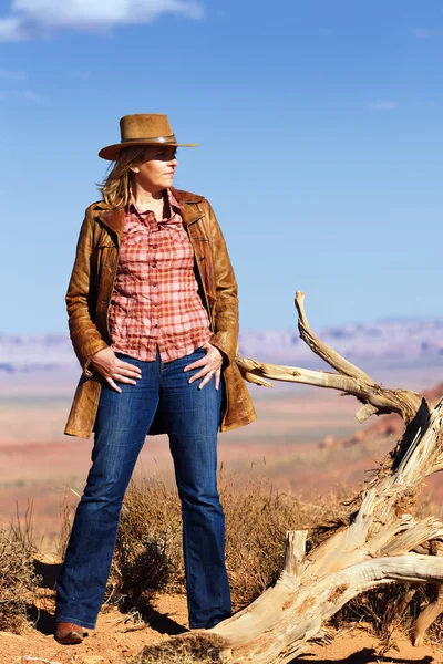 Cowgirl in de woestijn — Stockfoto