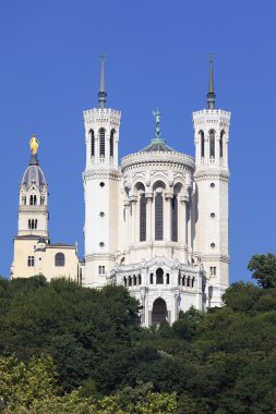 Mavi gökyüzü Lyon Bazilikası