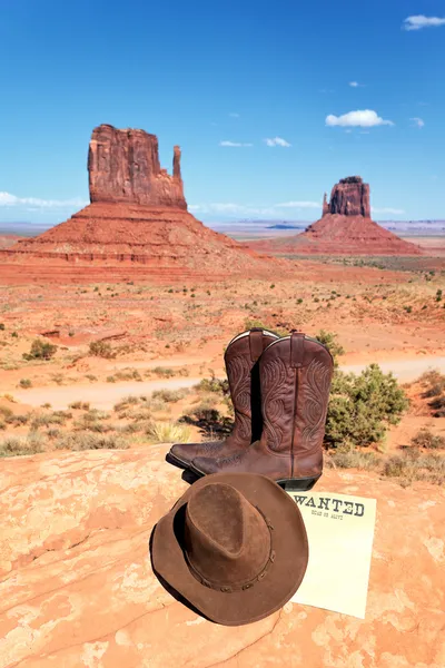 Stiefel und Hut vor dem Denkmal — Stockfoto