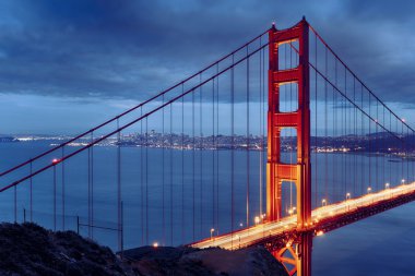 gece çekimi ile ünlü golden gate Köprüsü