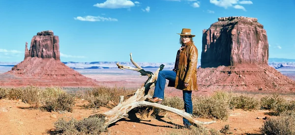 Monument Valley cowgirl — Stock Photo, Image