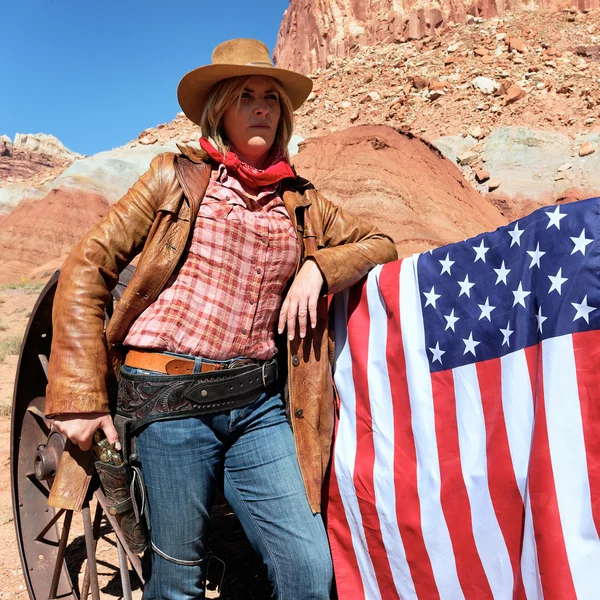 Cowgirl med amerikanska flaggan — Stockfoto