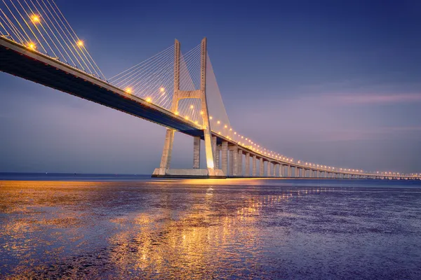 Zonsopgang op vasco da gama brug — Stockfoto