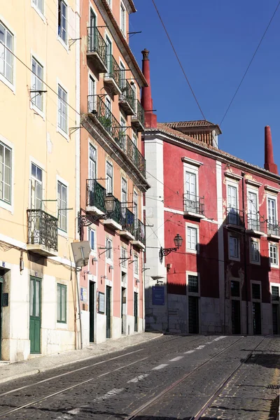 Rua colorida em Lisboa — Fotografia de Stock