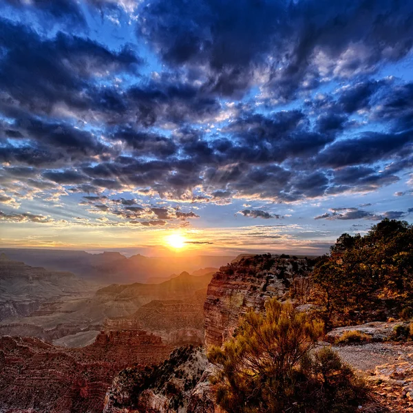 Utsikt över grand canyon på sunrise — Stockfoto