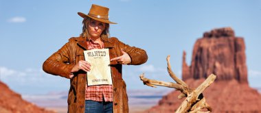 İstenen kağıt ile kötü cowgirl panoramik manzaralı