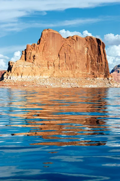Acantilados reflejados en el lago Powell — Foto de Stock