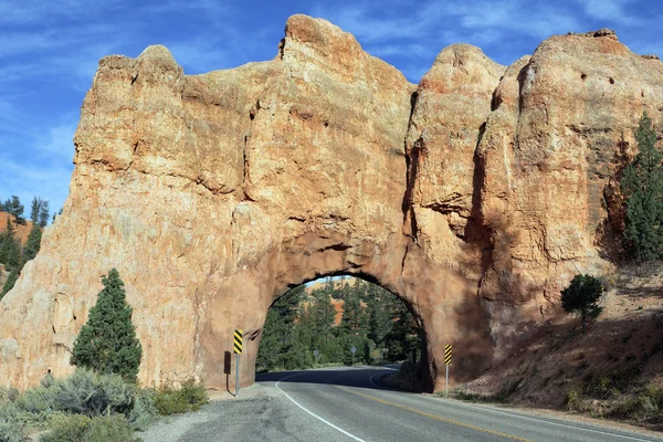 Road to Bryce Canyon through tunnel in the rock — Stock Photo, Image