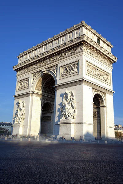 Вертикальный вид на знаменитую Триумфальную арку — стоковое фото