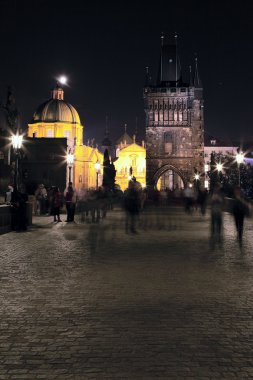 gece dikey görünüm-Prag