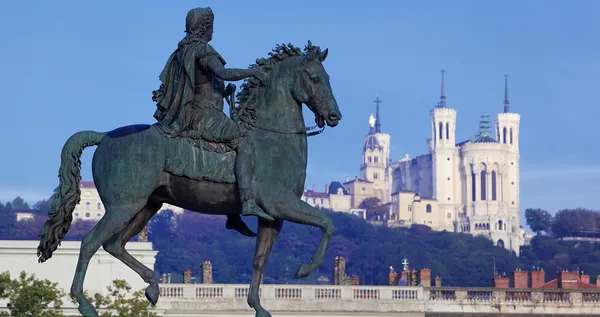 Vista panorâmica da famosa estátua e Fourviere basílica — Fotografia de Stock