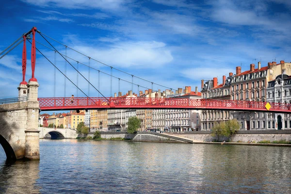 リヨンの赤い歩道橋の眺め — ストック写真