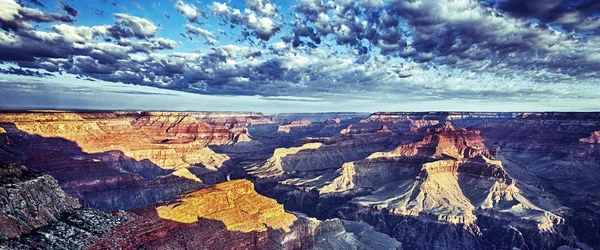 Grand canyon'ın panoramik manzarasını sabah ışık ile — Stok fotoğraf