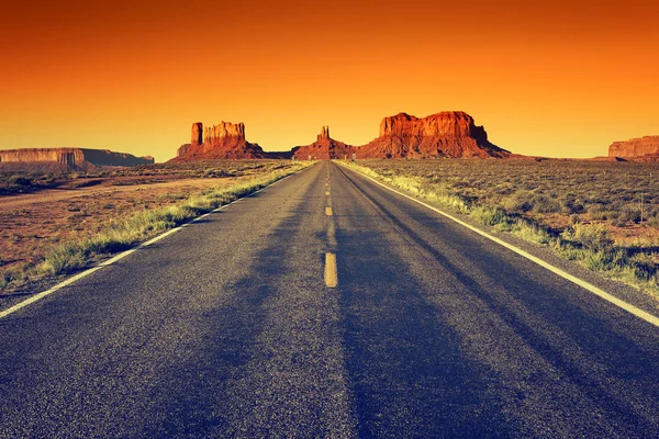 Estrada para Monument Valley ao pôr do sol — Fotografia de Stock