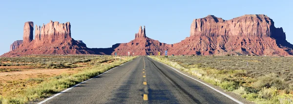 Panoramic view of road to Monument Valley — Stock Photo, Image