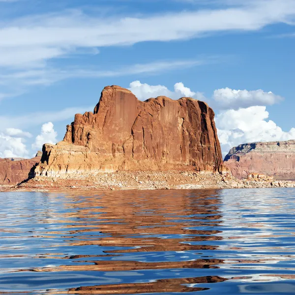 Red cliff reflected in the lake Powell — Stock Photo, Image