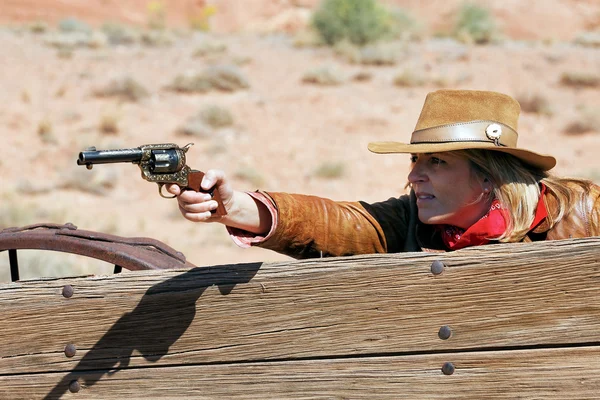 Femme avec un pistolet — Photo