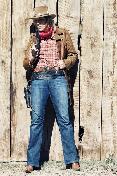 Cowgirl souffler sur son arme — Photo