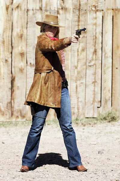 Cattiva ragazza con una pistola — Foto Stock