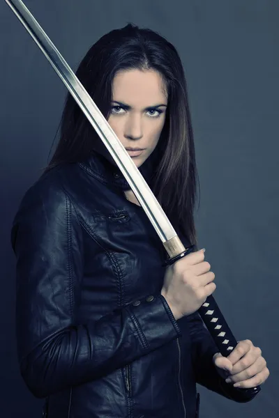 Mädchen mit Katana — Stockfoto