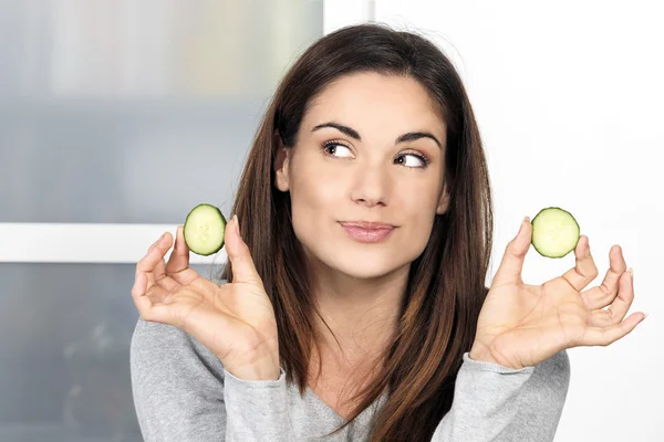 Mulher com uma fatia de pepino — Fotografia de Stock