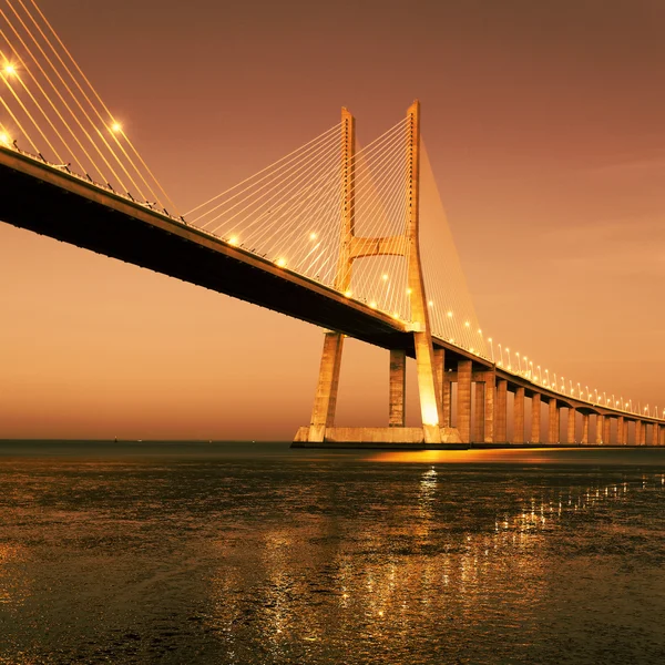 Zonsopgang op beroemde vasco da gama brug — Stockfoto