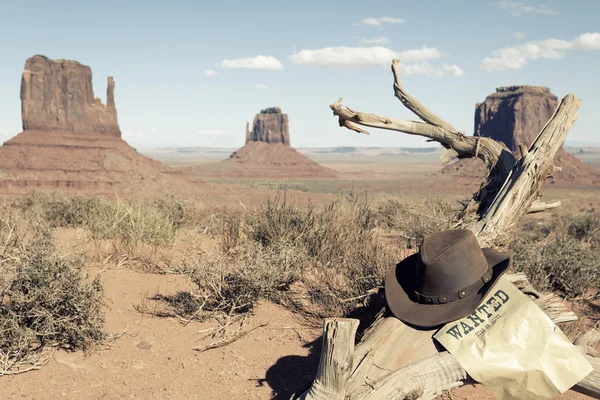 Chapéu de cowboy em frente ao Monument Valley — Fotografia de Stock
